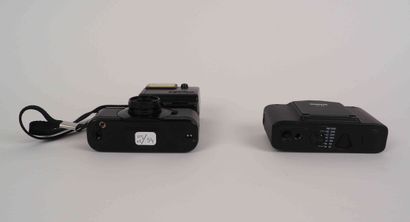 null Ensemble de deux appareils miniatures divers : Pentax Auto 110 (flash) et Minox...