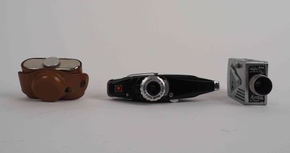 null Ensemble de trois appareils miniatures divers : Petie, Stylophot et Universal...