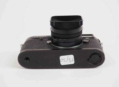 null Black camera Leica M4-2 n°1528858 (1980) with lens Summicron-M 2/35 mm E39 n°3505793...