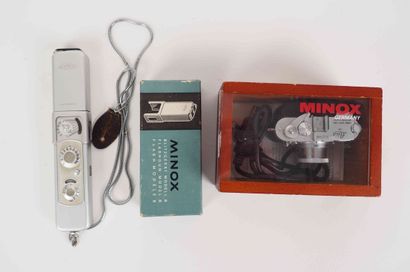 null Ensemble de deux appareils miniatures Minox : petit "Leica" avec accessoires...
