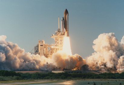 null NASA. Superb panoramic view of the space shuttle DISCOVERY (Mission STS-95)...