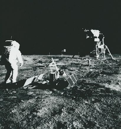 null NASA. Mission Apollo 11. L'astronaute Buzz Aldrin pose devant le sismographe...