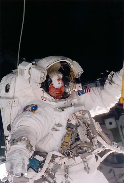 null Nasa. Belle vue de l'astronaute Susan J. Helms au cours d'une visite extra-véhiculaire...