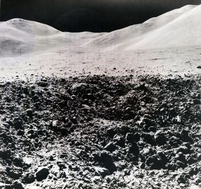 null NASA. Mission Apollo 15. Superbe vue rapprochée du sol lunaire avec en arrière...