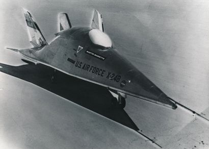 null Nasa. Belle vue de l'avion expérimental de la NASA X-24 sur le sol de la base...