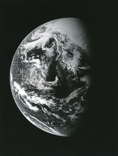null NASA. Mission Apollo 13. Belle vue du globe terrestre pour moitié plongé dans...