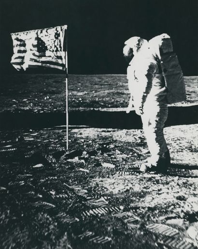 null NASA. Mission Apollo 11. Photographie historique de Buzz Aldrin posant devant...