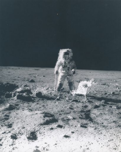 null Nasa. Mission Apollo 12. L'astronaute Alan Bean debout sur le sol lunaire photographié...
