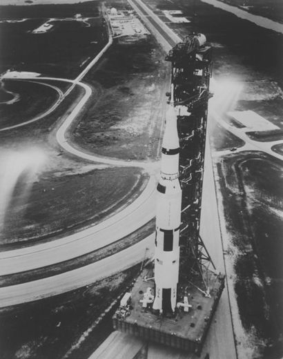 null NASA. APOLLO 12. La fusée Saturne 5 et le compexe de lancement 39A de Cap Kennedy....