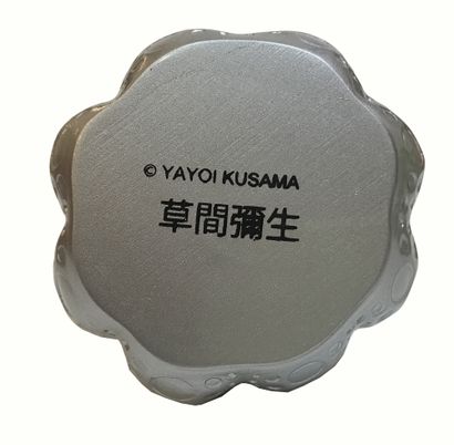 Yayoi KUSAMA (nee en 1929) Pumpkin
Resin painted in grey with red dots
H : 9 cm
In...