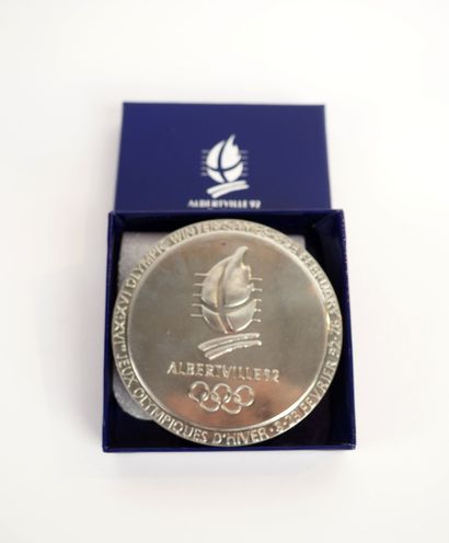 null Jeux Olympiques/Albertville, hiver 1992. Dans son écrin bleu griffé, médaille...