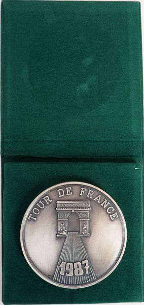 null Cycling/Tour 87/Hinault/LeMond/Alpe. Large medal commemorating the arrival of...