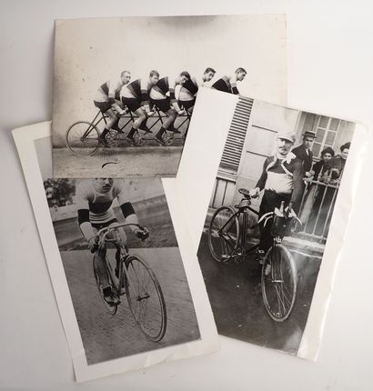 Cyclisme/Exposition. Trois retirages photographiques,...