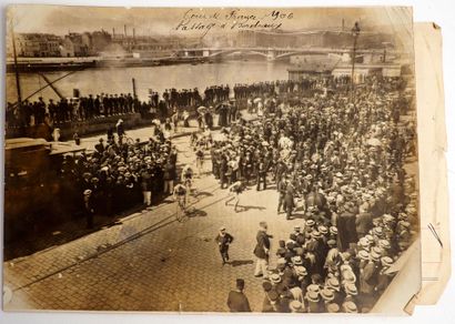 null Cycling/Tour 1906/Rouen. Two original press photos of the 1906 Tour. The images...