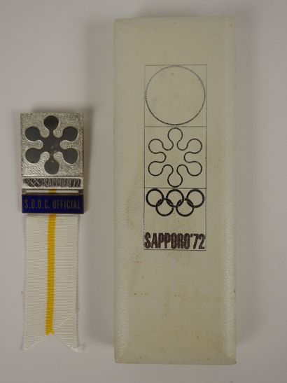 null Jeux Olympiques. Sapporo 1972, badge officel en métal argenté avec flocon pour...