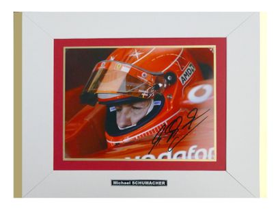 null 
Automobile/F1/ Michael SCHUMACHER. A bord de sa Ferrari F 2004, photo couleur...