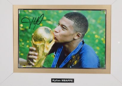 null 
Football/ Kylian MBAPPE/Photo couleur (15x23) avec une authentique signature...