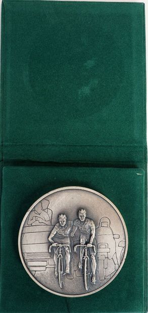 null Cycling/Tour 87/Hinault/LeMond/Alpe. Large medal commemorating the arrival of...