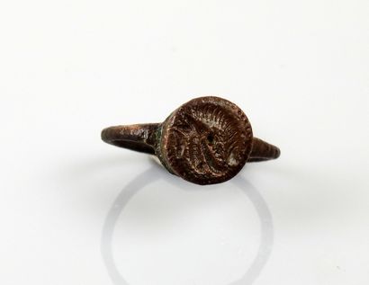 null Seal ring representing a helmeted character

Bronze Finger size 58

Roman p...