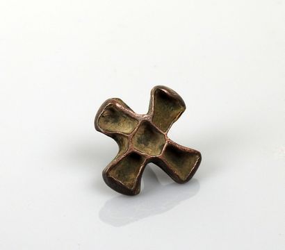 null Sceau en forme de croix en creux

Bronze 3.1 cm

Bactriane Fin du III ème millénaire...