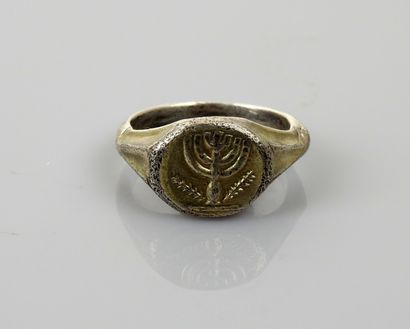 null Sumptuous ring with menorah decoration

Gilded silver Finger size 60

XVII-XVIII...