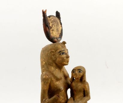 null Grande Isis allaitant Horus, portant la couronne hathorique

Restaurations ancienne,...