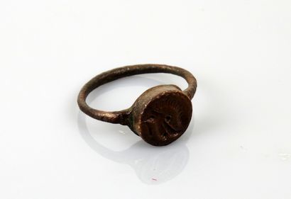null Seal ring representing a helmeted character

Bronze Finger size 58

Roman p...