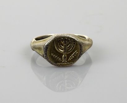 null Sumptuous ring with menorah decoration

Gilded silver Finger size 60

XVII-XVIII...