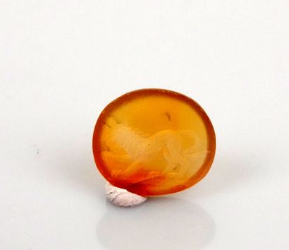 null Intaglio representing a lion with its front paw raised

Very light agate 1.4...