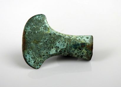 null Axe with socket with very flared edge

Bronze with crusty patina 9.8 cm

South...