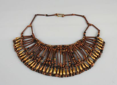 null Important collier pectoral composé de perles sur deux rangs

Fritte, métal doré,...