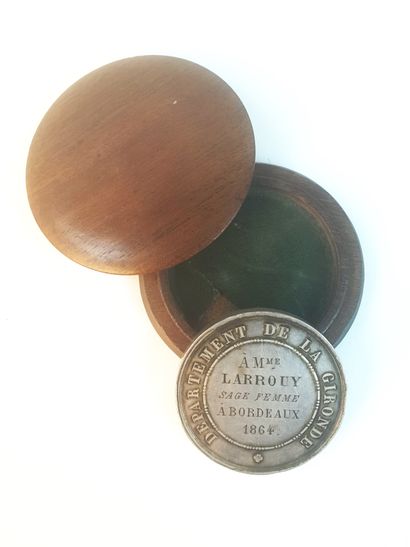 null VACCINE – BORDEAUX / Médaille en argent (dia 4 cm, 37 gr) décernée en 1864 à...