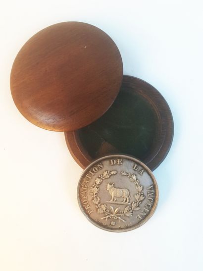 null VACCINE – BORDEAUX / Médaille en argent (dia 4 cm, 37 gr) décernée en 1864 à...