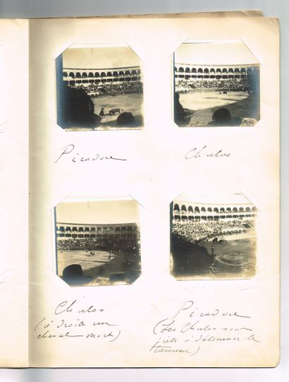 null CORRIDA / Cahier de 20 p in-fol (25 x 35 cm) avec 76 photographies d’amateur...