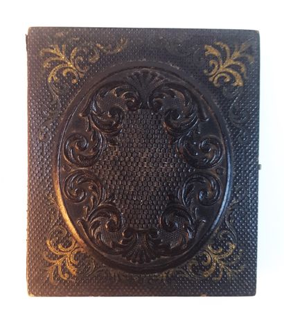 null PHOTOGRAPHY - American AMBROTYPE, presented in a box (8 x 9.5 x 1.3 cm), "The...