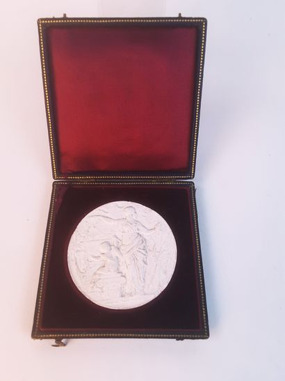 null Jean-Ossaye MOMBUR (Ennezat Puys-de-Dôme 1850-1896, sculpteur) / Médaille avec...