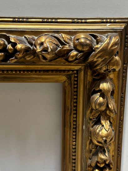 null Cadre en bois stuqué en doré à décor de guirlandes de fruits

56 x 64 cm (extérieur)

45,5...