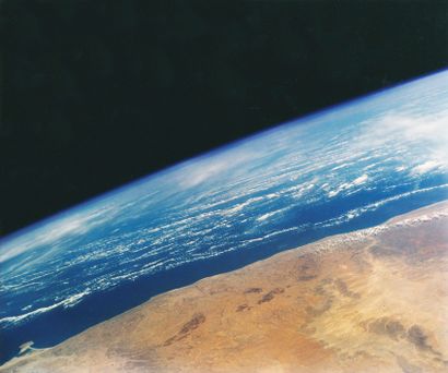 NASA Nasa. Extraordinaire vue de la Terre dont on voit en premier plan la plaine...