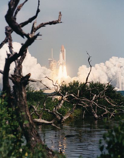 NASA NASA. La navette spatiale DISCOVERY (Mission STS- 85) s'élève de son pas de...
