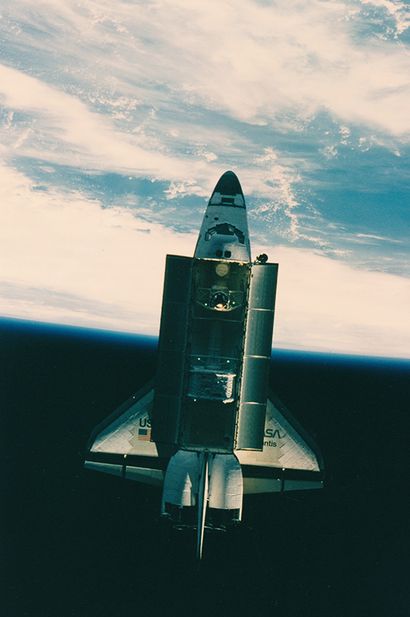 NASA Nasa. Une rare vue de la navette spatiale ATLANTIS (Mission STS-76) alors que...