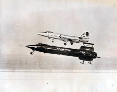NASA Nasa. Rare. La photographie de l'avion-fusée expérimental X15 piloté par Joe...