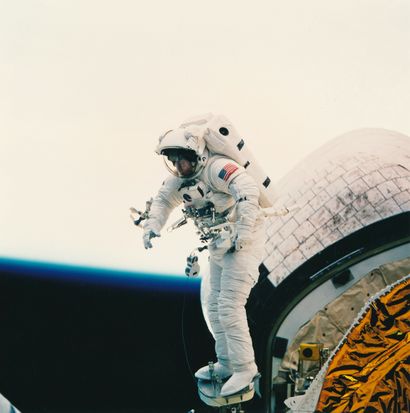 NASA Nasa. Magnifique vue de l'évolution dans l'Espace de l'astronaute James H. Newman...