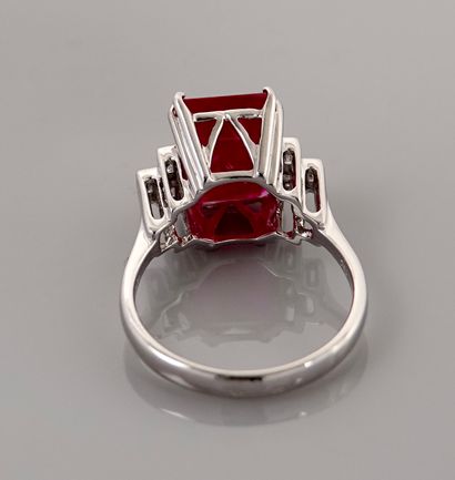 null White gold ring, 750 MM, set with an emerald-cut ruby weighing 4.16 carats,...