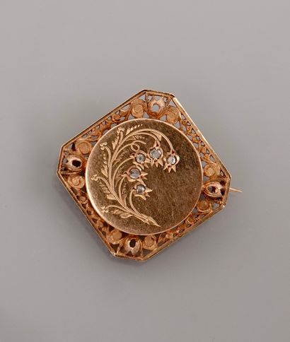 Square brooch in yellow gold, 750 MM, decorated...