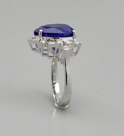 null White gold ring, 750 MM, set with a pear-cut tanzanite weighing 5 carats in...