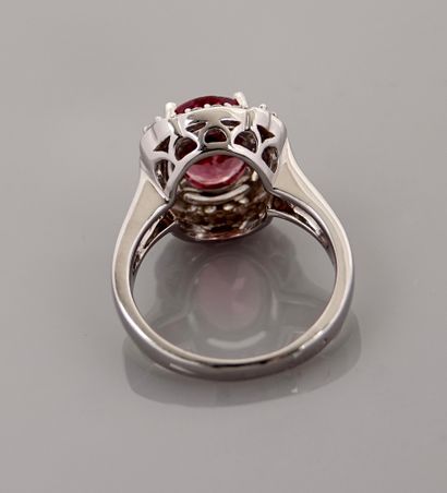 null White gold ring, 750 MM, set with an oval pink tourmaline weighing 4.50 carats...