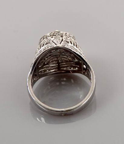 null Dome ring in white gold, 750 MM, centered on a crowned rose in an openwork design...