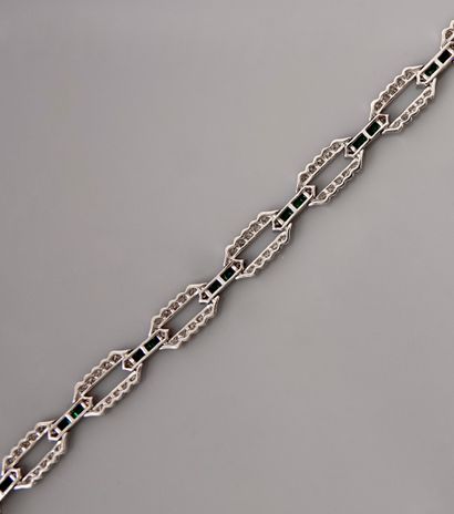 null Bracelet formed of rectangular links in white gold, 750 MM, highlighted by a...