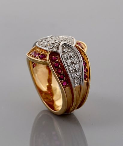 null Flat ring in yellow gold, 750 MM, centered with pave diamonds held by two diamond...