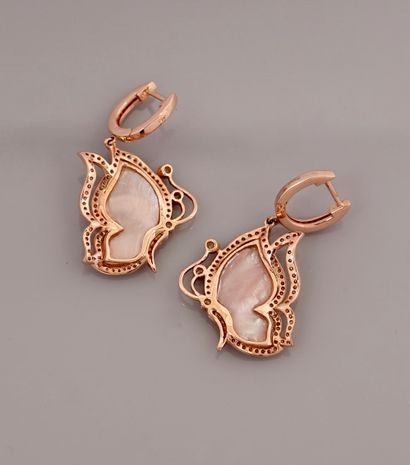 null Earrings in pink gold, 750 MM, each drawing a moving pattern in mother-of-pearl...
